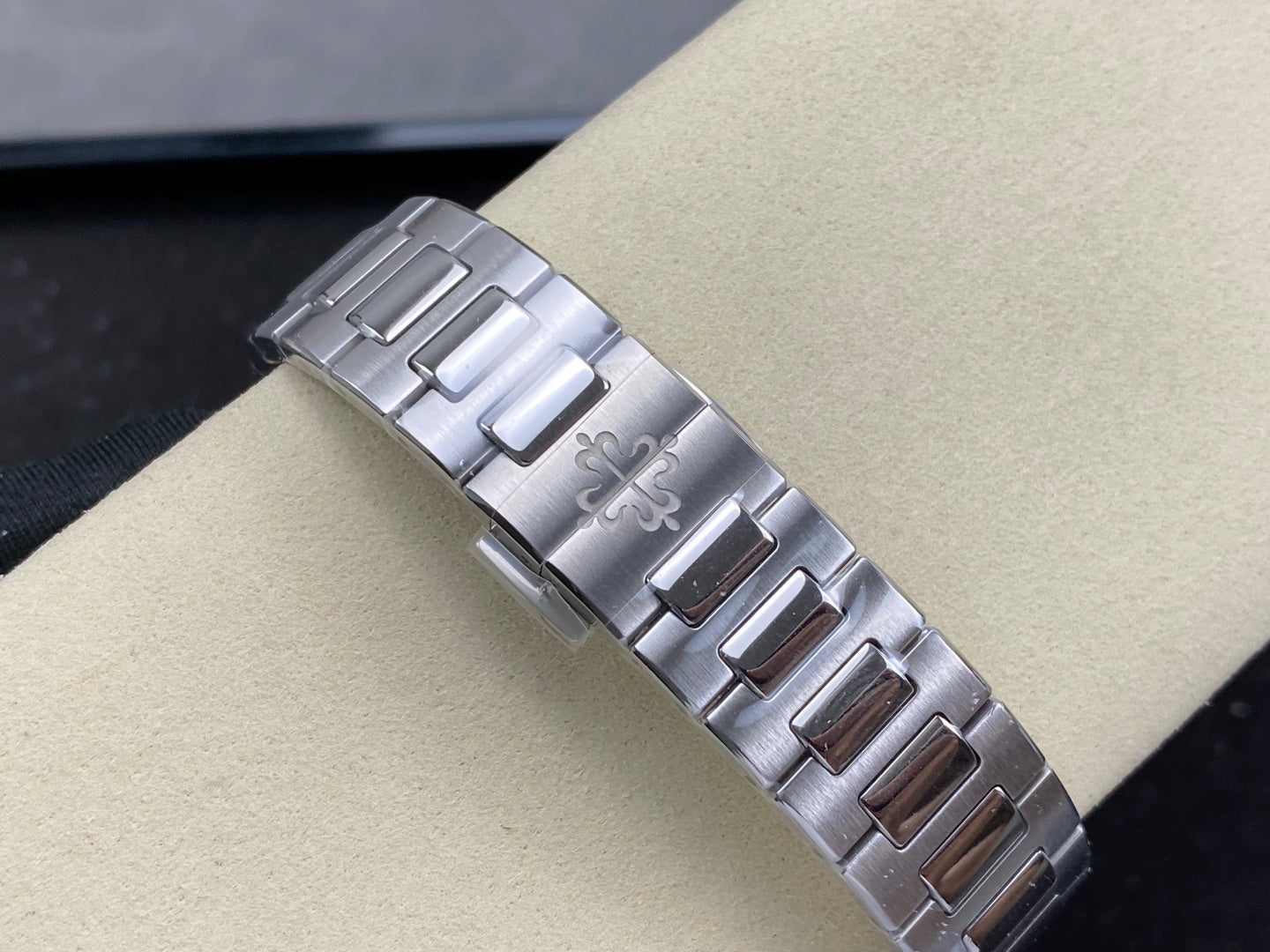 Nautilus 7118 Ladies Diamond Bezel SS DDF 1:1 Best Edition Silver Dial On SS Bracelet Super Clone DD324